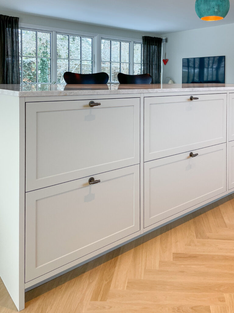 Personligt designet snedkerkøkken med funktionelle løsninger