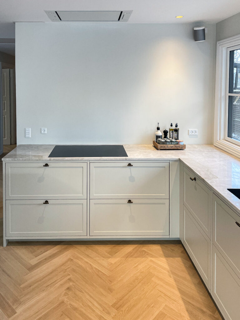 Personligt designet snedkerkøkken med funktionelle løsninger