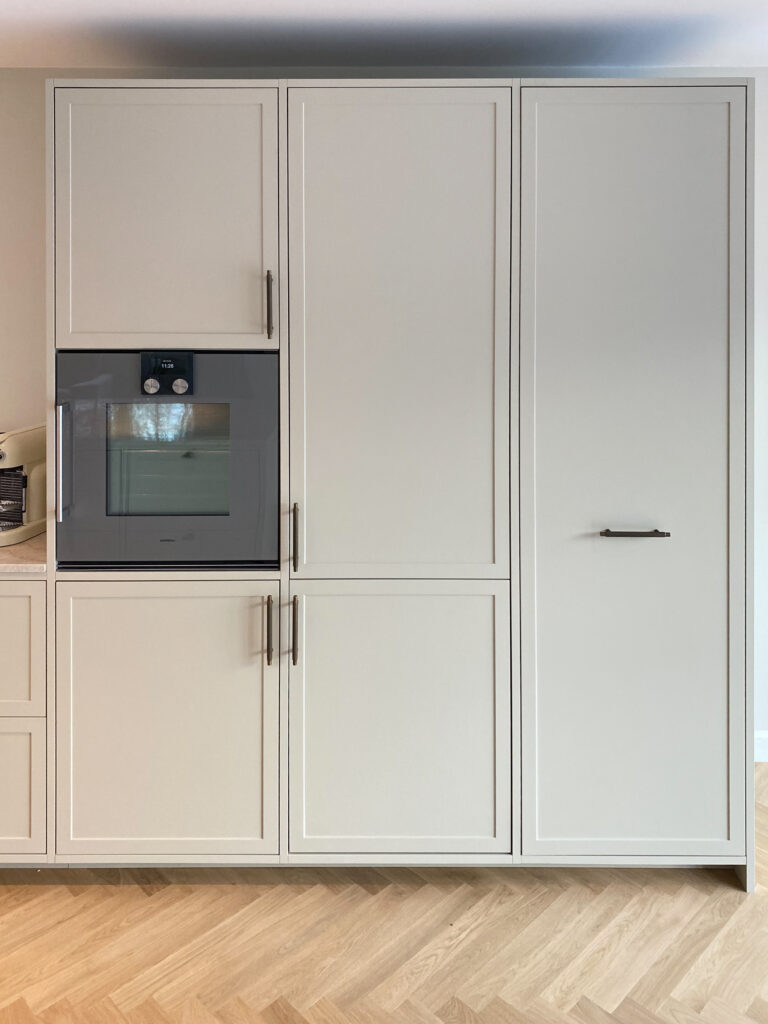 Personligt designet snedkerkøkken med funktionelle løsninger