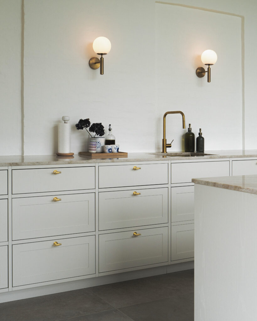 Personligt designet snedkerkøkken med funktionelle løsninger