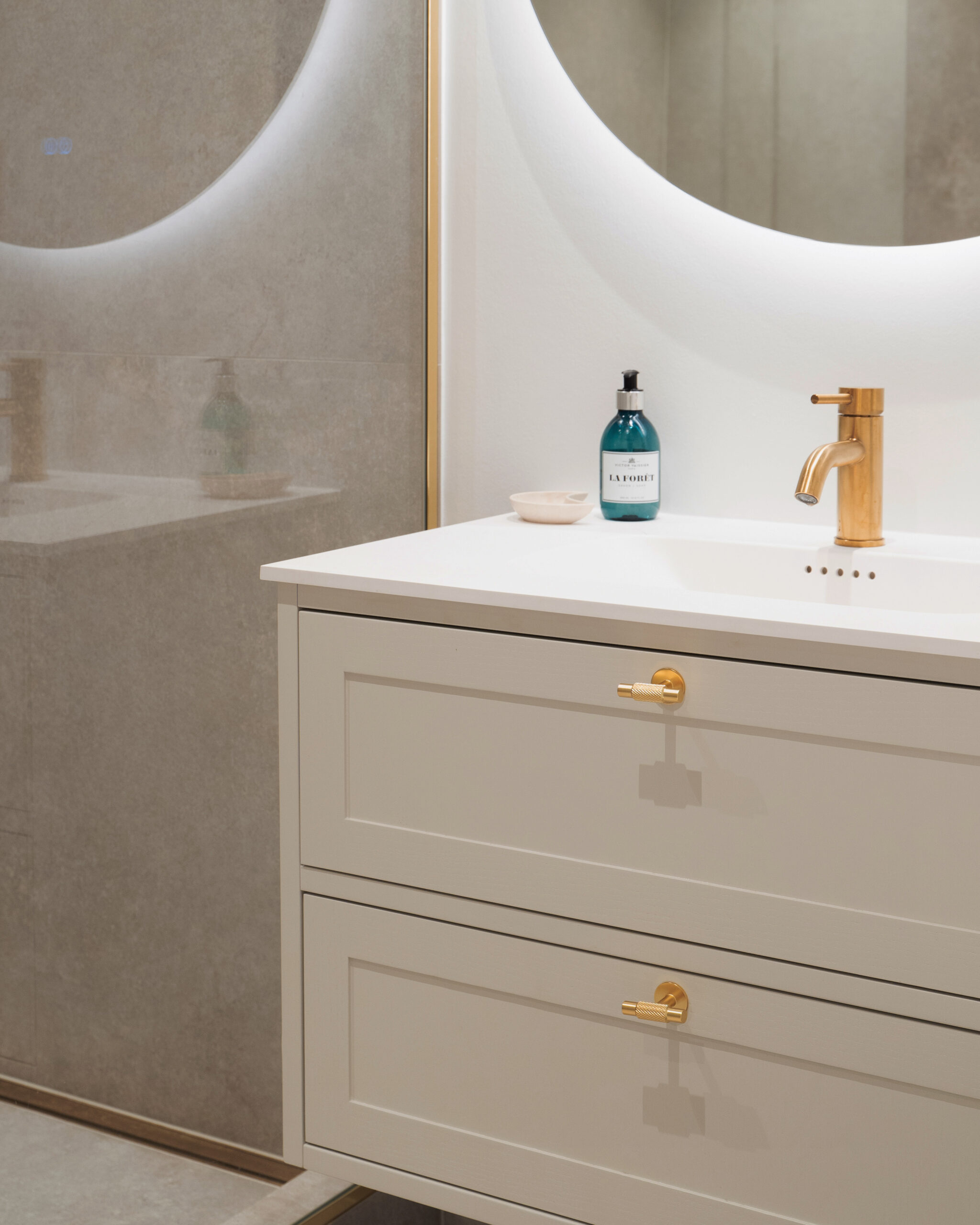 Personligt designet snedkerkøkken med funktionelle løsninger