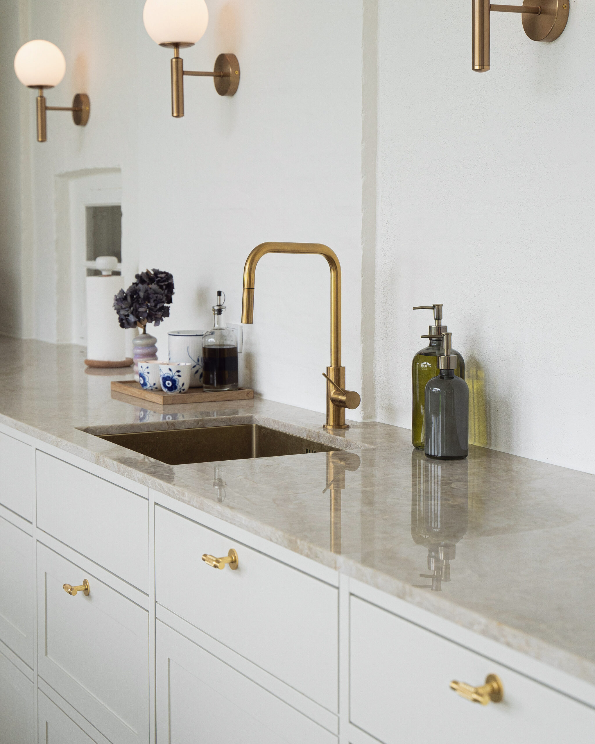 Personligt designet snedkerkøkken med funktionelle løsninger