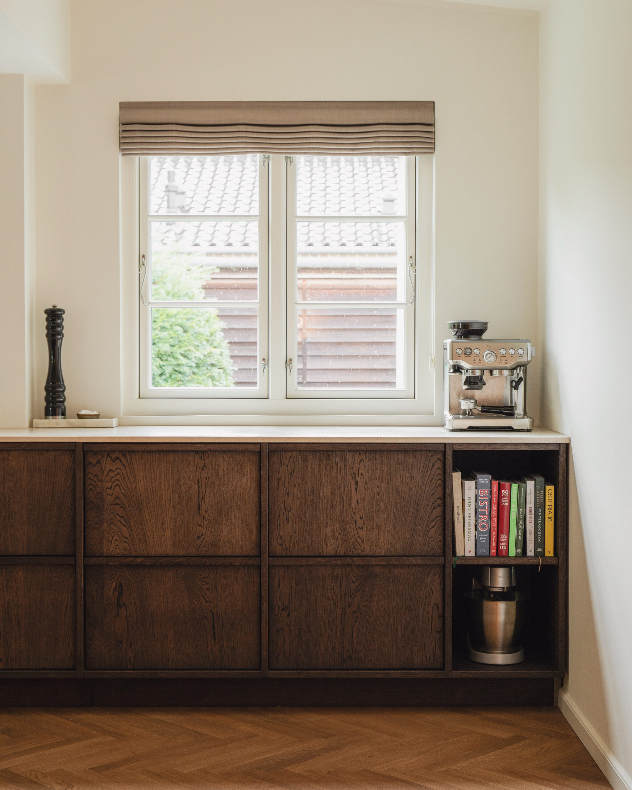 Snedkerkøkken på specialmål i mørk egetræ