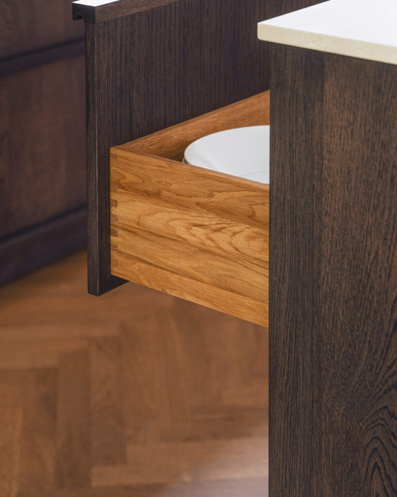 Snedkerkøkken på specialmål i mørk egetræ