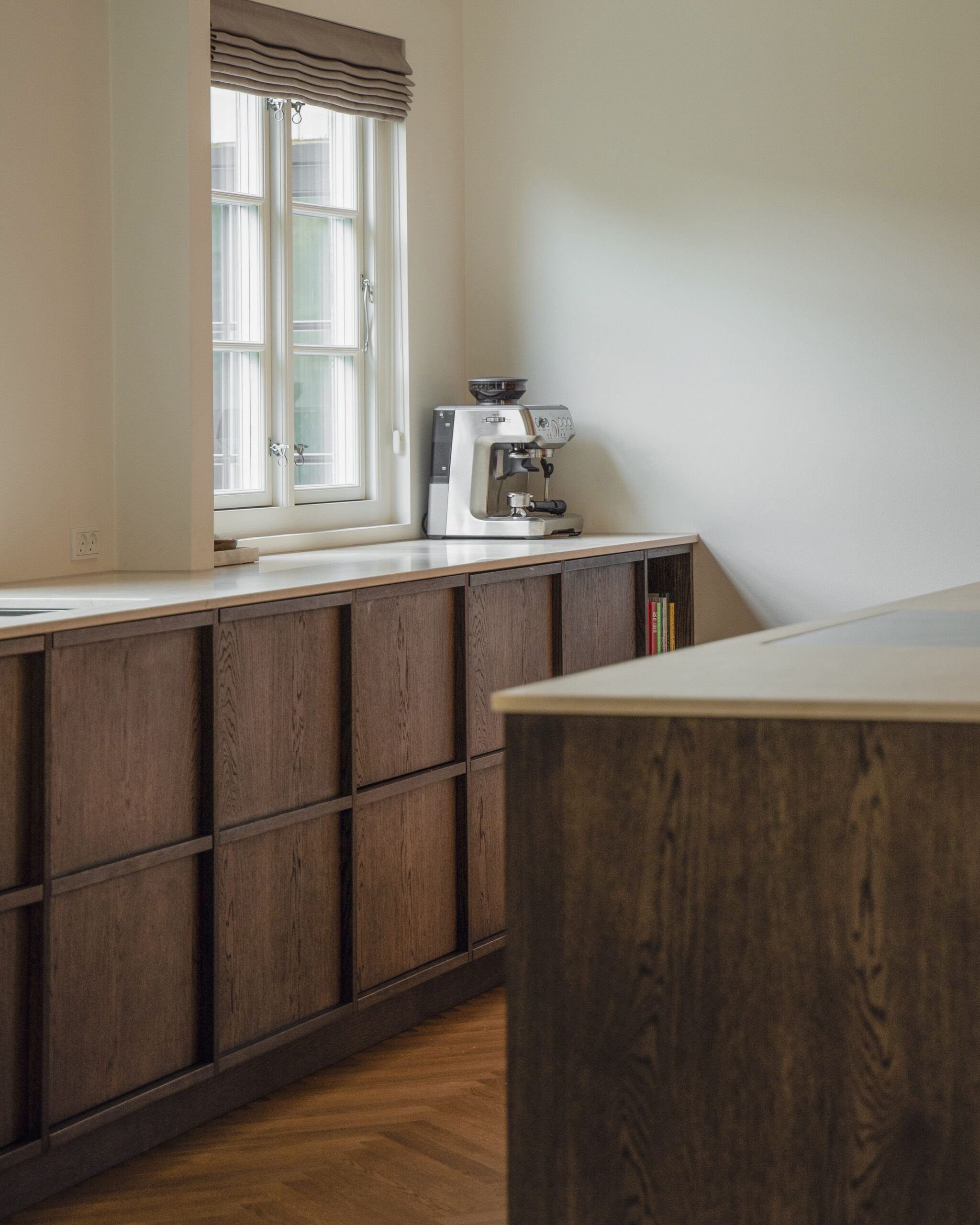 Snedkerkøkken på specialmål i mørk egetræ