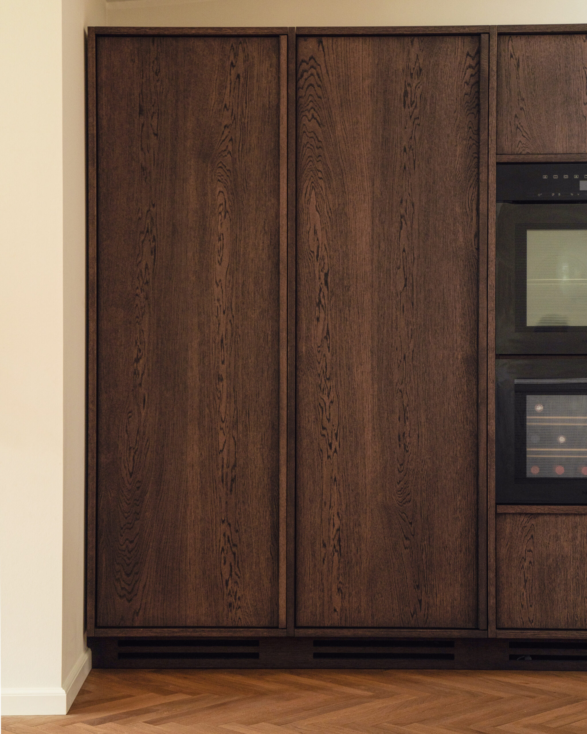 Snedkerkøkken på specialmål i mørk egetræ